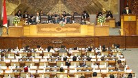 Paripurna dipimpin Wakil Ketua DPR Agus Hermanto. Selain Agus, pimpinan DPR yang hadir ialah Wakil Ketua DPR, Fahri Hamzah dan Taufik Kurniawan. Berdasarkan absensi, sebanyak 313 dari 560 anggota absen. Sebanyak 60 anggota Dewan meminta izin. (Foto: Grandyos Zafna/detikcom)