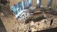 Selasar BEI yang ambruk ke lobi (Foto: Dok. Arie - pembaca detikcom)