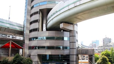 Nggak Bahaya Ta? Perut Gedung di Jepang Ini Ditembus Jalan Tol