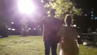 Malam harinya, mereka menggelar pesta barbeque yang santai dan hangat. Keenan terlihat gagah dengan jas berwarna merah. Sementara istrinya terlihat mengenakan gaun pengantin putih berpotongan simpel. Foto: Instagram @keenanghyan2018