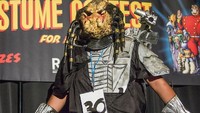 Gaya maksimal, pria ini berdandan ala Predator (Roswell UFO Festival)