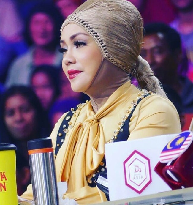 Iyeth Bustami yang jika berbicara menggunakan logat Melayu asli Riau itu dikenal dengan penampilan hijab yang nyentrik dan berbeda dari artis lainnya. Iyeth pernah memakai wig sebagai pengganti hijabnya saat menjadi juru acara kontes dangdut. Foto: Instagram
