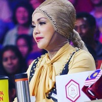 Iyeth Bustami yang jika berbicara menggunakan logat Melayu asli Riau itu dikenal dengan penampilan hijab yang nyentrik dan berbeda dari artis lainnya. Iyeth pernah memakai wig sebagai pengganti hijabnya saat menjadi juru acara kontes dangdut. Foto: Instagram