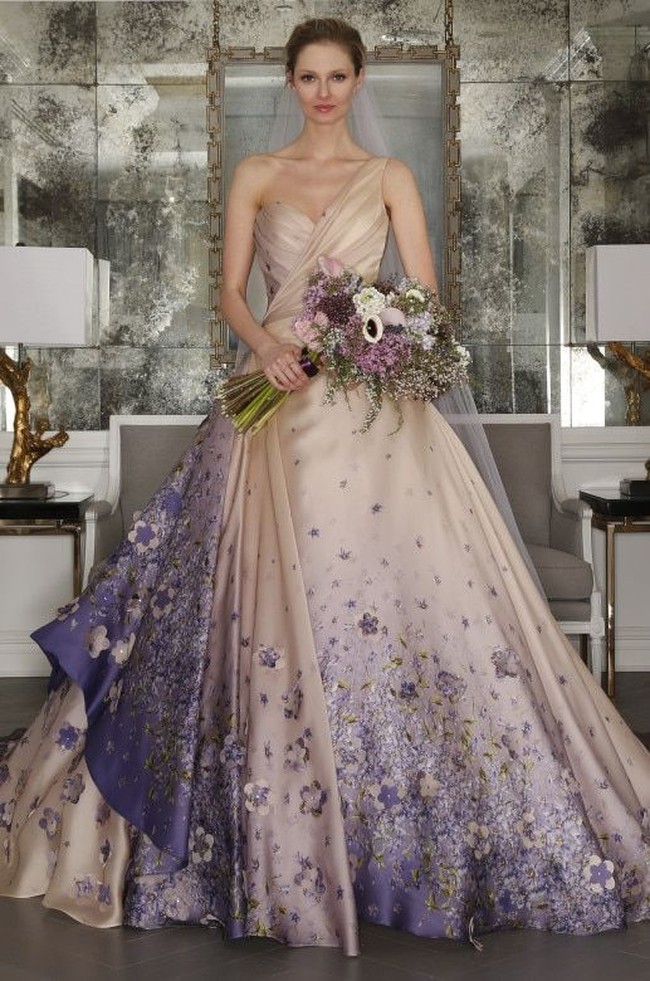 Gaun pengantin warna ulra violet tak perlu menerapkan keseluruhan warna. Ini bisa jadi inspirasinya. Foto: Pinterest