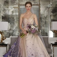 Gaun pengantin warna ulra violet tak perlu menerapkan keseluruhan warna. Ini bisa jadi inspirasinya. Foto: Pinterest