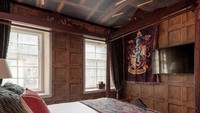 Kamar tidur, ruang tengah, dapur, sampai kamar mandi pun punya tema tersendiri. Dari mulai Gryffindor, Hufflepuff, Ravenclaw, dan Slytherin pun menyatu (Canongate Luxury Apartment)