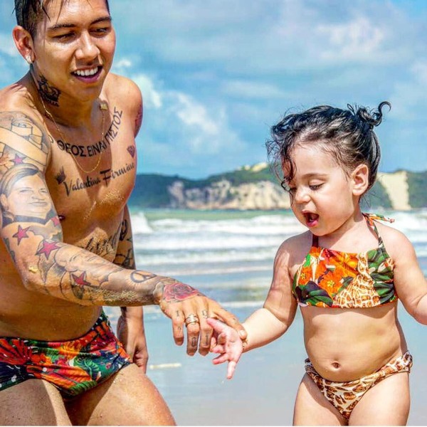 Pose Firmino saat mengajak buah hatinya Valentina Firmino, liburan ke pantai (@roberto_firmino/Instagram)