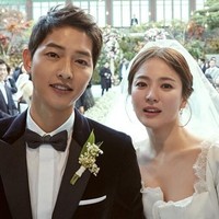 Song Hye Kyo yang dinikahi Song Joong Ki pada Oktober 2017 lalu mempunyai selisih usia empat tahun. Keduanya ini pun dipertemukan lewat drama  Descendant of the Sun pada 2016. Foto: Istimewa