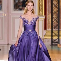Tak ragu pakai gaun pengantin warna ultra violet? Tambahkan aksen bunga-bunga agar tampak lebih manis dan romantis. Foto: Pinterest