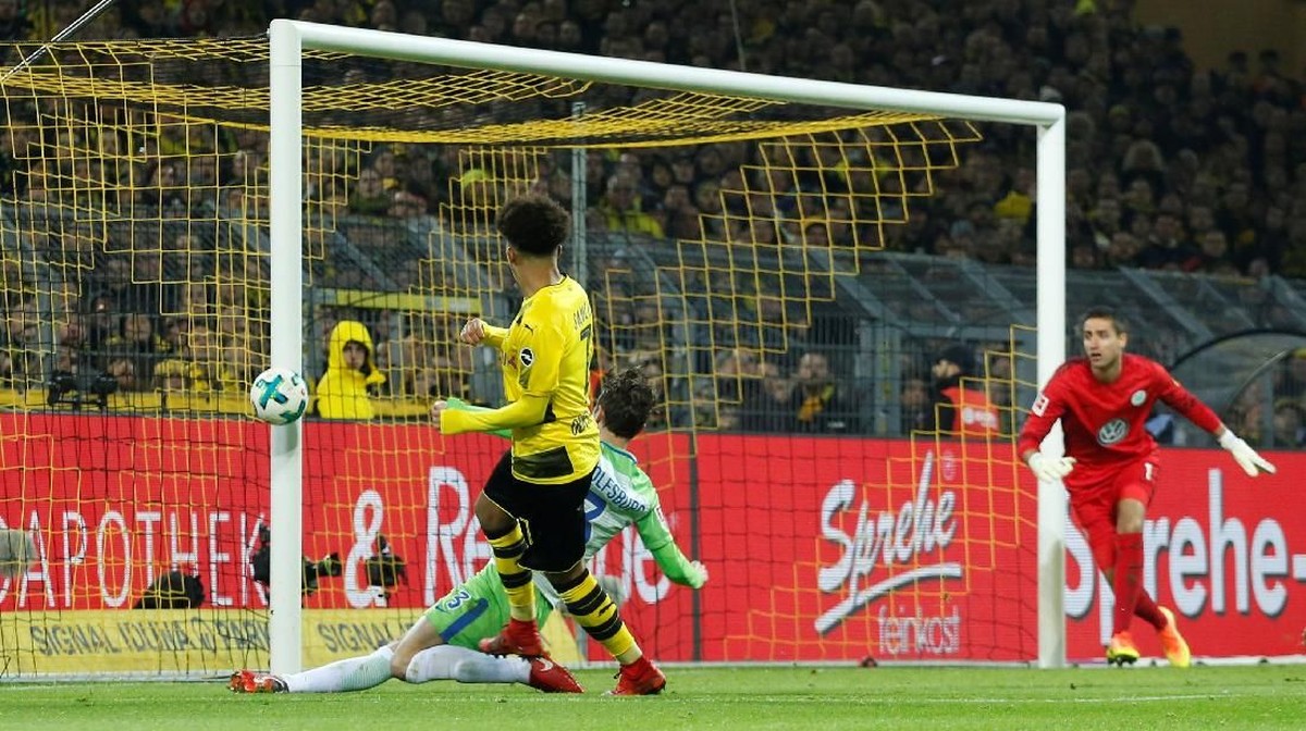 Tembakan Jadon Sancho mengenai tiang gawang Wolfsburg (Leon Kuegeler/Reuters)