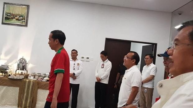 Gaya Spontan Sri Mulyani Ajak Jokowi Nge-Vlog di GBK