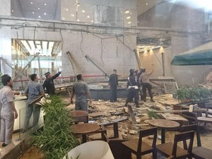 Menuntut Tanggung Jawab Ambruknya Selasar BEI yang Bikin Merinding