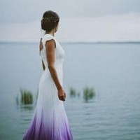 Gaun pengantin berikut hadir dengan aksen tie dye berwarna ultra violet. Terlihat cantik, bukan? Foto: Pinterest