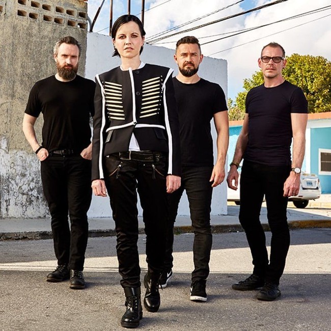 Gayanya yang mengenakan jaket dan sepatu boots ini menjadi salah satu ciri khas Dolores . Foto: Instagram