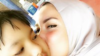 Nah ini yang sedang menjadi perbincangan luas. Dua postingan terakhir artis Tia Ivanka di Instagram mengindikasikan bahwa ia mantap berhijab. Benarkah, patut ditunggu apakah kabar itu benar adanya. Foto: Instagram/ist