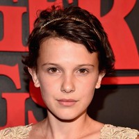 Tampil cantik dengan rambut cepak yang mulai tumbuh memanjang menjadi model pixie cut. Tambahan aksesori bando membuat penampilannya sesuai untuk acara formal. Foto: Getty Images