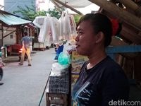 Yuli (30), ibu pengguna becak di Cilincing
