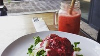 Ini dia sarapan yang dipilih pembalap kelahiran Solo saat di Bali. Egg benedict dan segelas jus strawberry. Yummy! Foto: Instagram Rio Haryanto