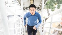 Lari menjadi hobinya nih, sampai-sampai larinya tidak hanya di lapangan saja, di tangga penyeberangan pun digunakan untuk berlari. Foto: Instagram @vjdaniel