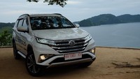 Ditambah dengan New Rear bumper with Silver Skite Plate, New Duck Spoiler tail Spoiler, dan di bagian bawah terdapat New Spare Wheel cover jelas membuat mobil ini makin mewah. Foto: Pool (Daihatsu)