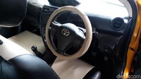 Mobil bermuka dua itu hanya memiliki satu tangki. Sedangkan knalpot menempel pada bagian pinggir mobil. Bagian interior dalam juga unik. Mobil memiliki dua kemudi dan dua pedal. Persneling juga ada dua.