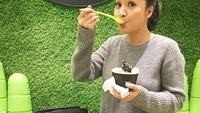 Di salah satu mal di Jakarta, Putri Titian terlihat santai menyantap semangkuk yogurt. Di tangan kirinya ada yogurt sementara tangan kanannya menyuapkan yogurt ke mulutnya. Yumm! 