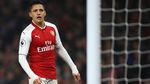 Foto: Alexis Sanchez, Perut Sixpack dan Wisata Pantai