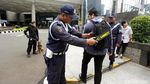 Foto: Suasana Depan Gedung BEI Pasca Selasar Ambruk