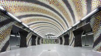 Ada juga Stasiun Kereta di Budapest Hungaria namanya Tilework In Szent Gellért Square. Desainnya keren dan segar sekali.   