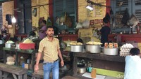 Di sepanjang jalan ini, Anda bisa mencicipi sebanyak mungkin street food berbagai jenis, diantaranya kachori, papri chaat, vada, ras malai, shondesh, hingga malai chumchum (masaul/detikTravel)