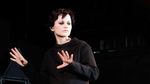 Melihat Lagi Aksi Panggung Vokalis The Cranberries Dolores ORiordan