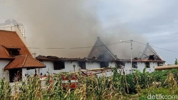 Asap Hitam Masih Membubung di Museum Bahari