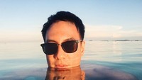 Selain marathon, Daniel hobi berenang ternyata. Kalian tertarik mencoba olahraga ala Daniel Mananta? Foto: Instagram @vjdaniel