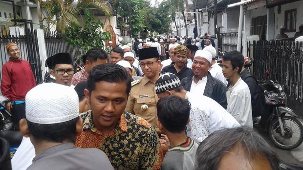 Anies-Sandi Hadiri Pemakaman Habib Kwitang