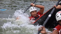 Atlet slalom Candra Destia tengah bekerja keras mengayuh dayungnya untuk melawan derasnya arus air. (dok. Kemenpora)
