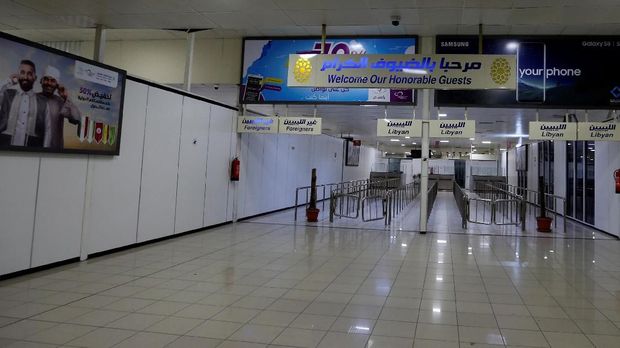Bandara Mitiga di Libya terlihat sepi usai bentrokan terjadi