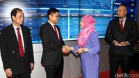 Direktur Utama, Lim Kah Hock bersama Direktur, Ruben Partogi, Komisaris Utama, Lim Chin Kim, Wakil Duta Besar Malaysia, Puan Nurul Aishah Md Yunus serta Presiden PT Mirae Asset Sekuritas Indonesia, Ryoo Sung Choon saat menandai pencatatan saham perdana di Main Hall BEI Jakarta.