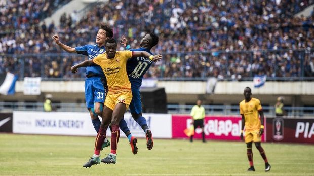 Persib Bandung mampu mencuri satu gol ke gawang tim tuan rumah Sriwijaya FC di babak pertama. (