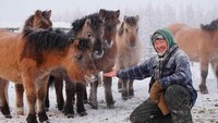 Warga di Oymyakon sudah terbiasa dengan cuaca dingin seekstrem itu. Ini potret pria bersama kuda ternaknya yang berjenis Yakut, kuda lokal di Siberia, di tengah salju tebal. (Foto: dok. The Siberian Times)