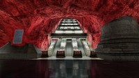 Ada pula stasiun Radhuset di Stockholm, Swedia. Dinding bebatuan dengan warna merah marun di atap stasiunnya artistik sekali ya.  