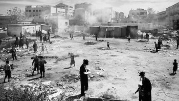 Pemenang kategori People (profesional). MEA SEARIM - THE STREETS karya ofir barak (Israel). Foto: Monochrome Photography Awards