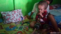 Kasmawati mengungkapkan, ayah kandung Rahman memiliki pekerjaan sebagai petugas kebersihan di salah satu kelurahan di Kota Bandung. Sedangkan dirinya bertugas sebagai ibu rumah tangga.