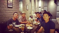 Kalau yang ini, saat Rio dan teman temannya makan bersama. Ada hidangan tradisional di sana. Ya, Sate! Foto: Instagram Rio Haryanto