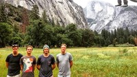 Dia memotret Ryan dengan beragam landmark, baik pantai, gedung, taman bermain, dan ikon-ikon masing negara. Lalu Kieran mengeditnya dengan Photoshop (ryangodzilling/Instagram)