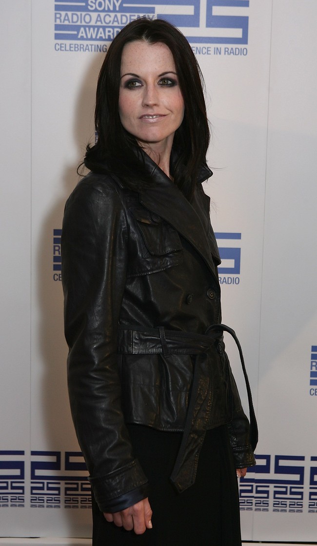 Penyanyi yang meninggal di usia 46 tahun ini juga pernah tampil dengan rambut long bob. Foto: Getty Images