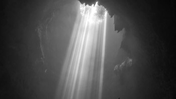 Lewat karya bertajuk Light from Heaven, Gunarto Gunawan (Indonesia) meraih meraih Monochrome Photographer of the Year 2017 kategori amatir. Foto ini juga meraih juara di kategori Nature (amatir) Foto: Monochrome Photography Awards