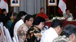 Foto: Saat Jokowi Pimpin Rapat Terbatas Pakai Jaket Timnas