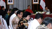 Jokowi tampak ngejreng saat memimpin rapat lantaran warna jaket timnas Indonesia yang ia kenakan. Sedangkan, Wapres JK hingga menteri kabinet mengenakan kemeja atau batik. (Foto: Kris/Biro Pers Setpres)