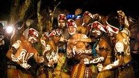 Foto: Tak hanya itu, Stoffel bersama teman-temannya bahkan berdandan ala orang Papua. Mereka terlihat enjoy menari bersama pemuda asli Papua. (Instagram/@svandoorne)