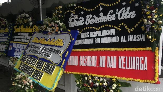 Karangan bunga dukacita dari para tokoh untuk Habib Kwitang